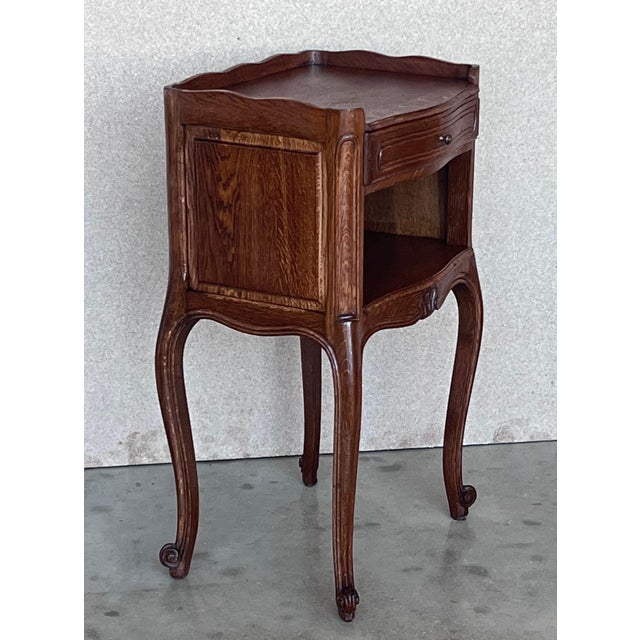Early 20th Century Pair of Walnut Nightstands Tables with Drawer and Open Shelf For Sale - Image 4 of 18