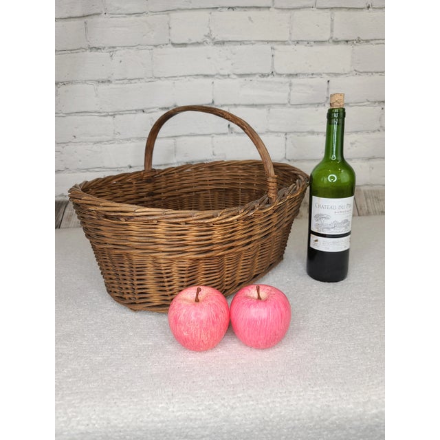 Vintage Wicker Basket Bentwood Handle. Rich Patina Dimensions : 17.5" L X 14" W X 11" D