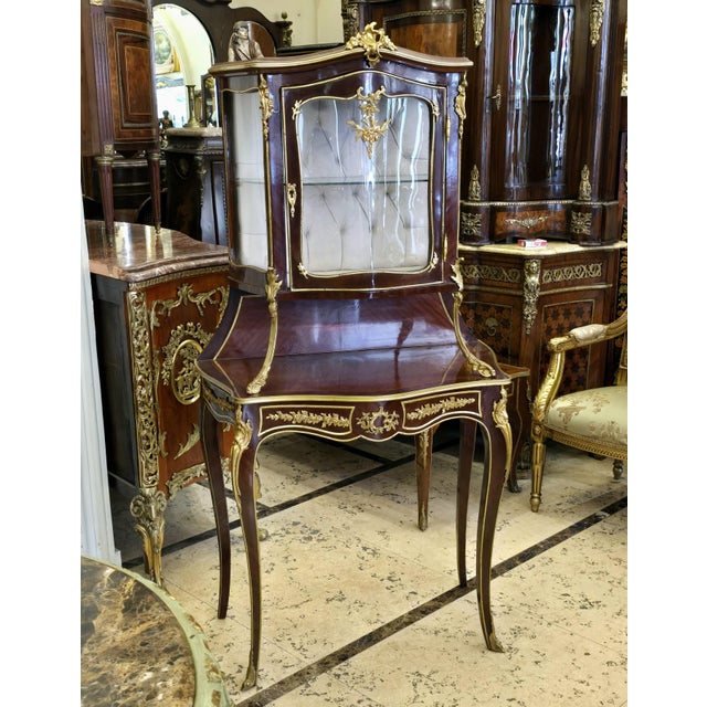 French French-Inspired Louis XV Vitrine Cabinet – Gilded Bronze Details, Glass Panels & Display Stand For Sale - Image 3 of 4