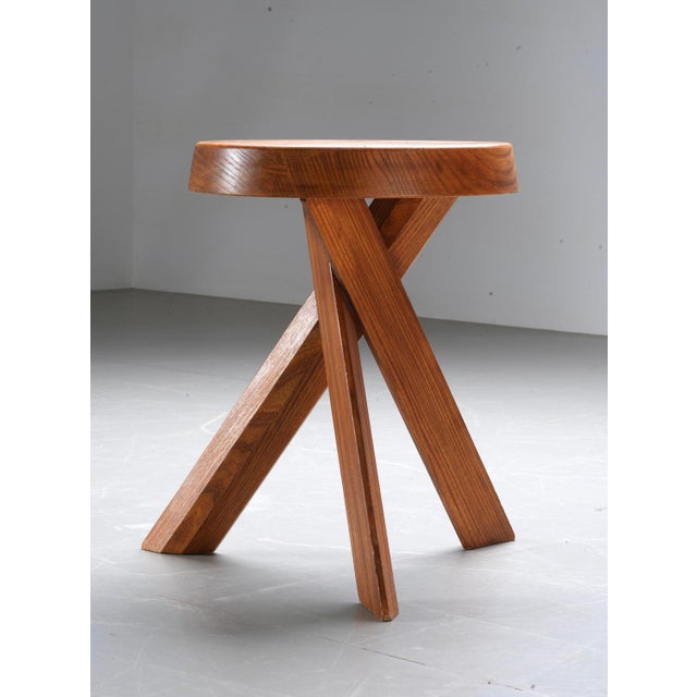 This stool is a striking example of Pierre Chapo's craftsmanship, featuring the S13a model from the 1970s, made in France....