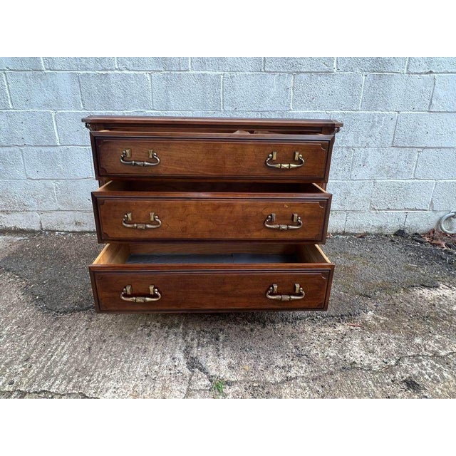 English Late 20th Century Davis Cabinet Furniture Chippendale Style Solid Cherry Chest of Drawers Nightstand For Sale - Image 3 of 11