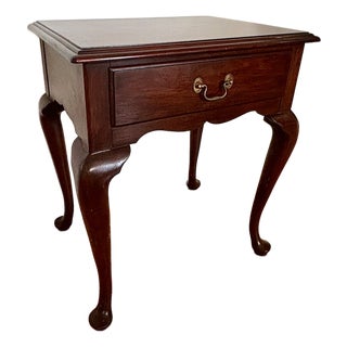 Vintage 1985 Virginia Galleries by Henkel-Harris Solid Mahogany Queen Anne Side Table For Sale