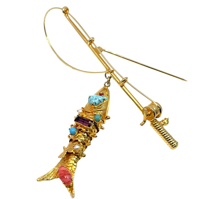 Modern Vintage Signed Vogue Jlry Gold Tone Fishing Rod Brooch With Jeweled Fish For Sale - Image 3 of 5