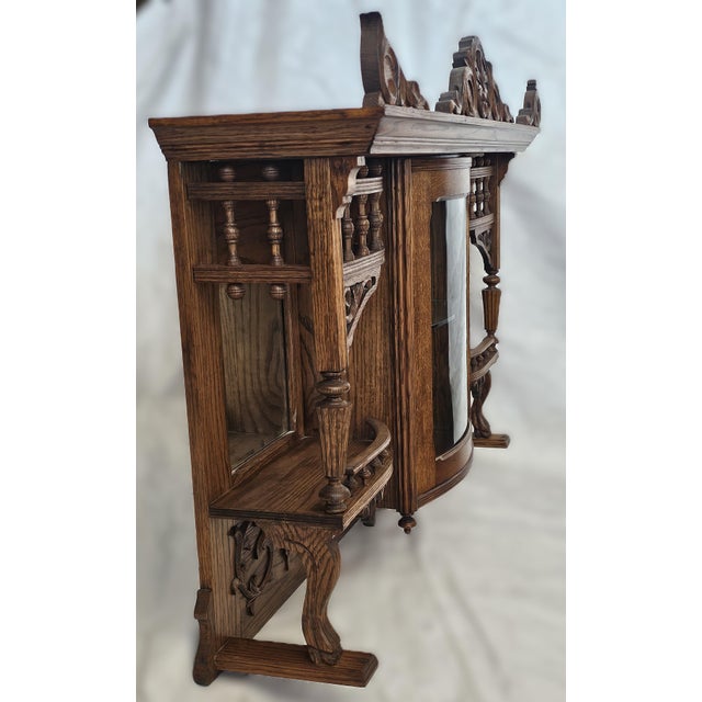 A striking piece of late‑Victorian American craftsmanship, this 1890s tiger oak overmantel brings warmth, character, and...