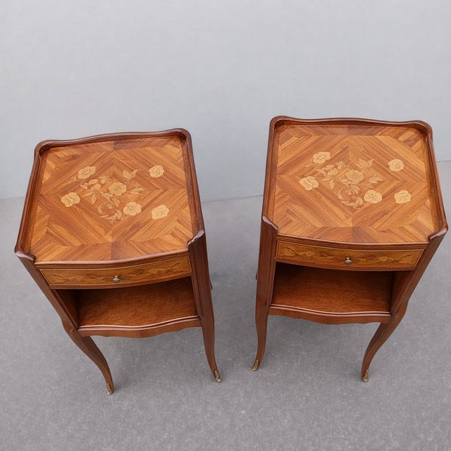 Wood 1930s Pair of French Louis XV Style Rosewood Side Tables Nightstands For Sale - Image 7 of 11