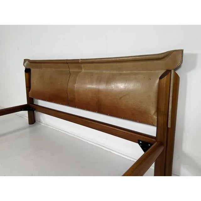 Mid-Century Modern Bed in Wood and Leather For Sale - Image 6 of 9