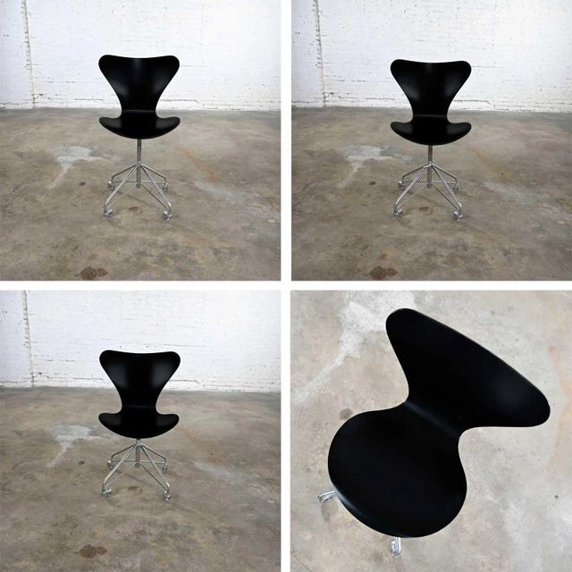 Wood Scandinavian Modern Arne Jacobsen Series 7 Black & Chrome Office Chair by Fritz Hansen For Sale - Image 7 of 13
