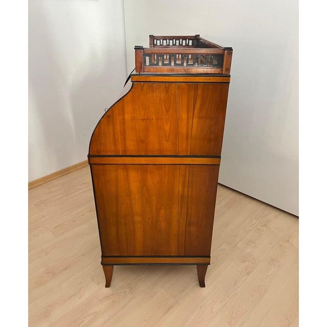 Early 19th Century Roll-Top Desk in Cherry Veneer and Brass, 1820 For Sale - Image 5 of 18