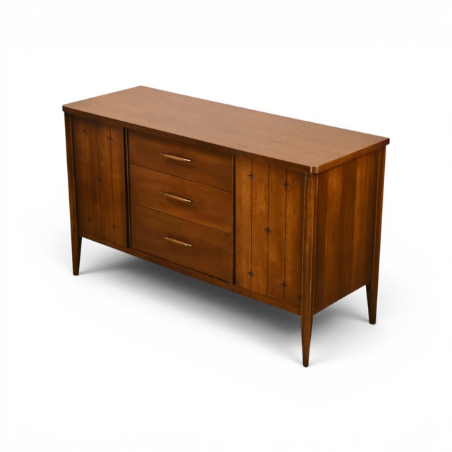 Broyhill Saga Vintage Mid Century Modern Buffet Credenza C. 1960s For Sale In New York - Image 6 of 15