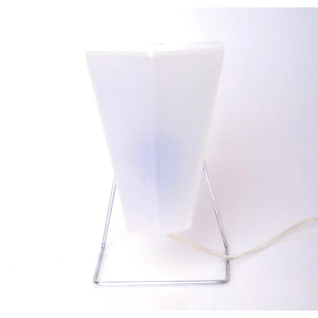 - Modernist table lamp - Made in lacquered metal and plastic - Original plastic wire, with an E14 lightbulb - Manufactured...