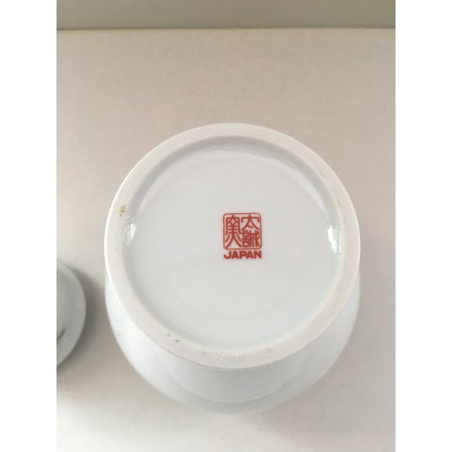 Late 20th Century Vintage Japanese Birds of Paradise Porcelain Urn For Sale - Image 5 of 6