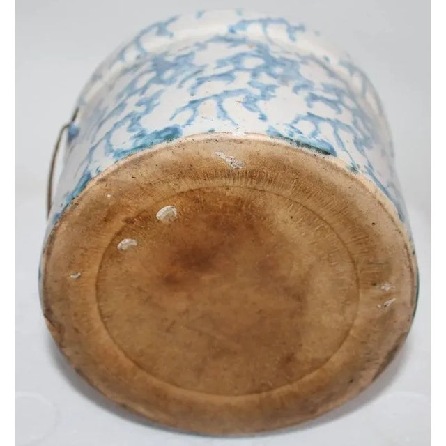 19th Century Spongeware Salt Crock With Bail Handle For Sale In Los Angeles - Image 6 of 8