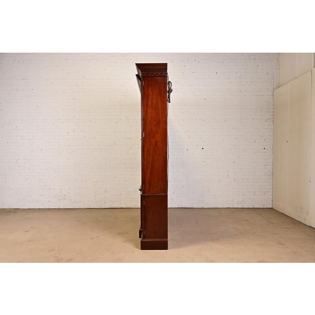 Late 20th Century Kindel Furniture Georgian Carved Mahogany Lighted Breakfront Bookcase Cabinet For Sale - Image 13 of 15