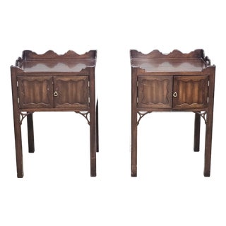 Late 20th Century Pair of Kittinger Williamsburg Mahogany Chippendale End Tables Night Stands Cw 57 For Sale