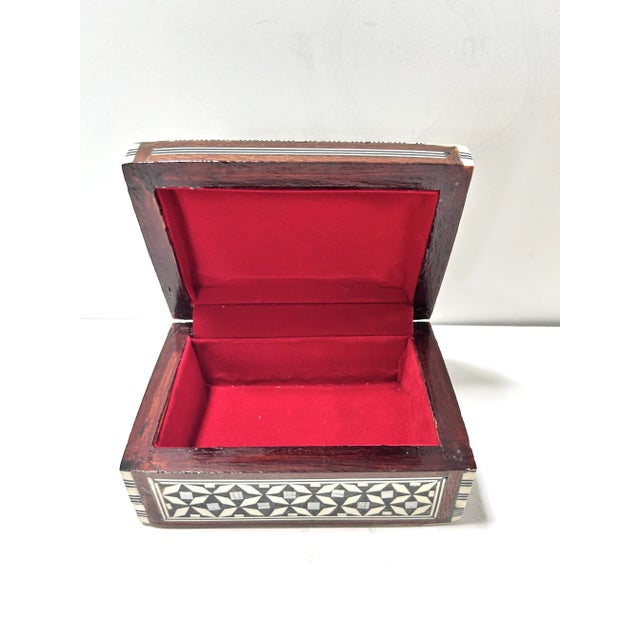 Vintage Anglo-Indian Mosaic Inlay Jewelry Box – Moorish Mother of Pearl Trinket Casket For Sale In Louisville - Image 6 of 8