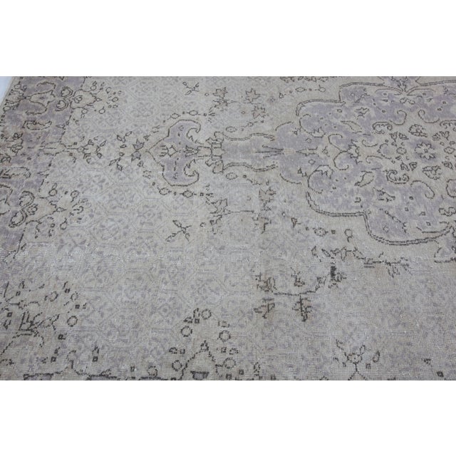 Vintage Turkish Hand-Knotted Oushak Rug in Soft Neutrals - 7' × 10′ 4″ For Sale - Image 11 of 12