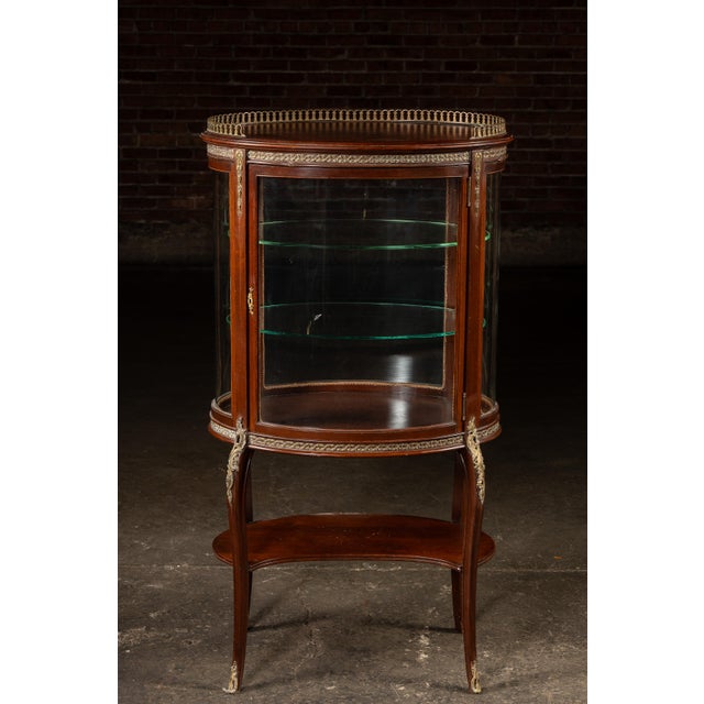 French Early 20th Century Louis XVI Style Mahogany Curio Cabinet For Sale - Image 3 of 15