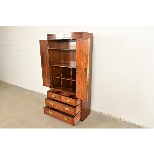 Henredon Mid-Century Modern Campaign Oak Armoire Dresser or Gentleman's Chest, Circa 1970s For Sale In South Bend - Image 6 of 14
