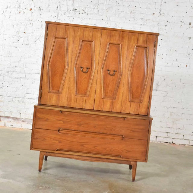 Mid 20th Century Mid Century Gentlemen's Chest With Hexagon Paneled Design and Brass Hardware For Sale - Image 5 of 13