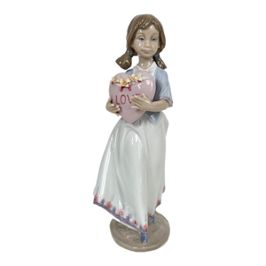 Lladró “European Love” Girl With Heart Figurine by Antonio Ramos – Made in Spain