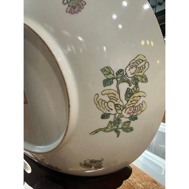 Late 20th Century Chinese Famille Rose Porcelain Decorative Plate With Figural Scene For Sale - Image 4 of 9