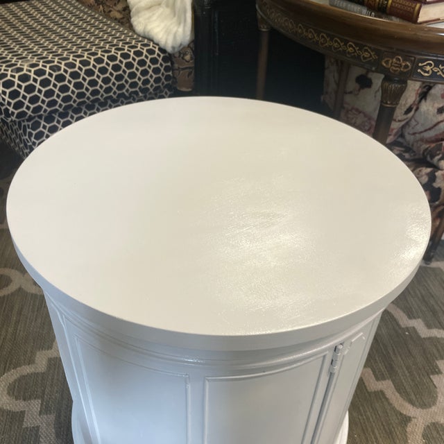 Charming vintage circular end table/accent table has a unique look and lots of charm! Circular in its entirety , this...