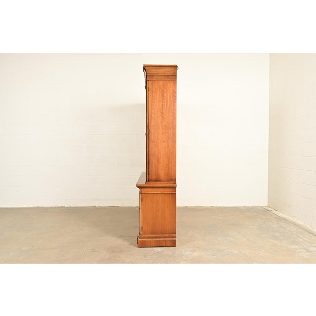 Thomasville Italian Neoclassical Carved Walnut Lighted Breakfront Bookcase Cabinet, Circa 1960s For Sale - Image 14 of 16