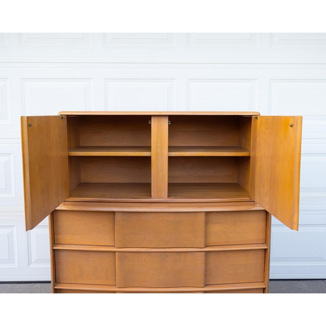 Wood 1950s Heywood-Wakefield "Kohinoor" Dresser & Hutch Set in Champagne For Sale - Image 7 of 16