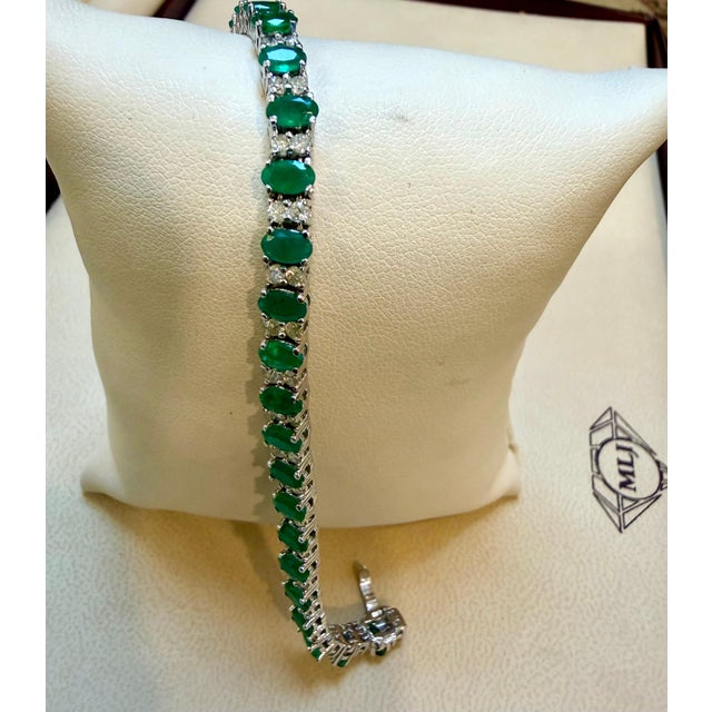 2020s 15 Carat Natural Emerald & 2.2 Carat Diamond Tennis Bracelet 14 Kt White Gold For Sale - Image 5 of 8