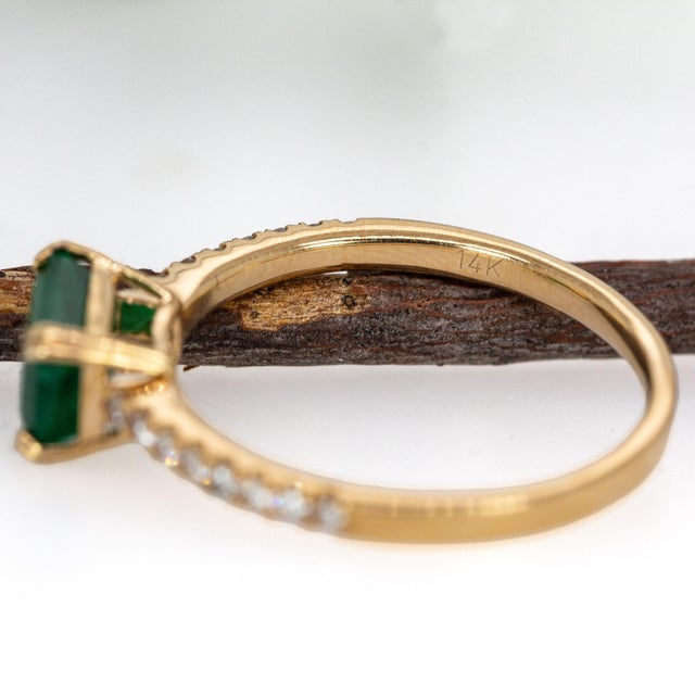 Metal 2.2cts Colombian Emerald Ring W Pave Diamond Shank in 14k Solid Gold | Em 7x5mm, Size 6.75 For Sale - Image 7 of 7