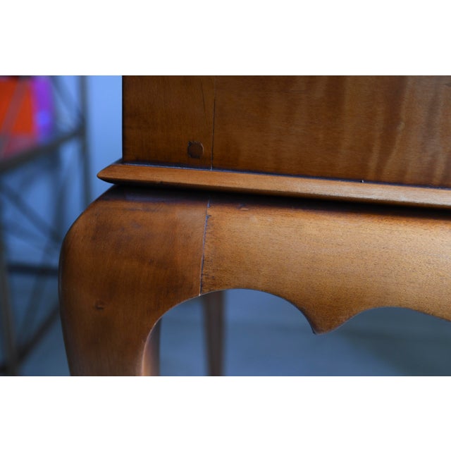 1990s Vintage Eldred Wheeler Tiger Maple Tea Table Scalloped Skirt Queen Anne Legs Colonial Reproduction For Sale In Washington DC - Image 6 of 11