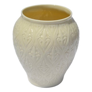 1960s Lenox Kismet Collection Fine Bone Porcelain Ginger Jar Vase Embossed Fleur-De-Lis Pattern For Sale