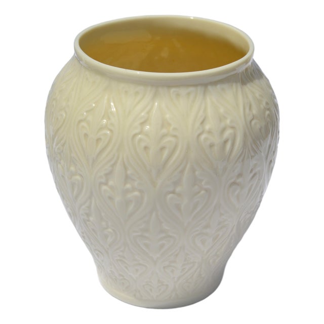 1960s Lenox Kismet Collection Fine Bone Porcelain Ginger Jar Vase Embossed Fleur-De-Lis Pattern For Sale