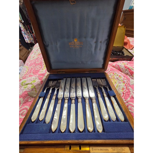 Victorian Antique Victorian Mappin Brothers Cased 24-Piece Mother of Pearl Fruit & Dessert Cutlery Service For Sale - Image 3 of 10