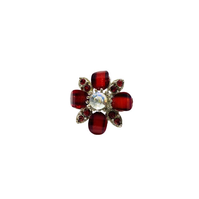 Beautifully crafted vintage ring, with silver tone and a unique flower shape and faux stones accents. The ring features a...