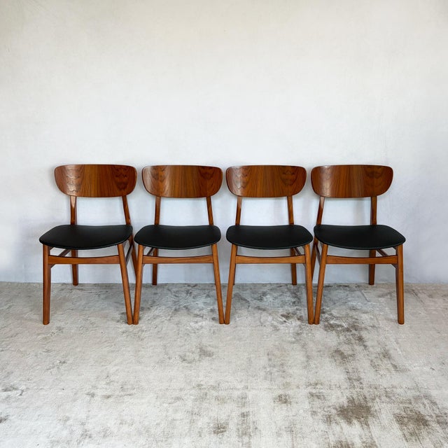 Teak Veneered Dining Chairs with Black Upholstered Seats, 1960s, Set of 4 For Sale - Image 4 of 14
