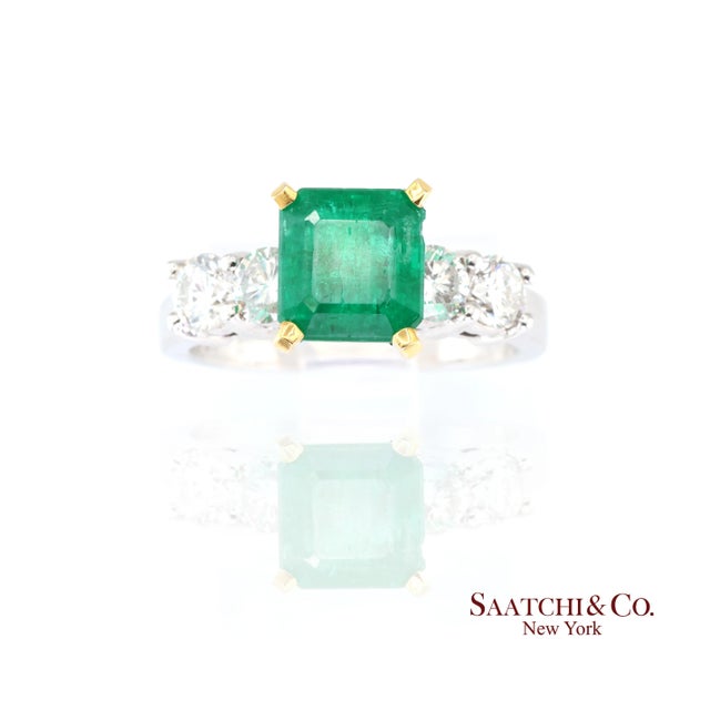 Green 18k (750) White Gold Natural Emerald and Diamond Ring Size 7 For Sale - Image 8 of 10
