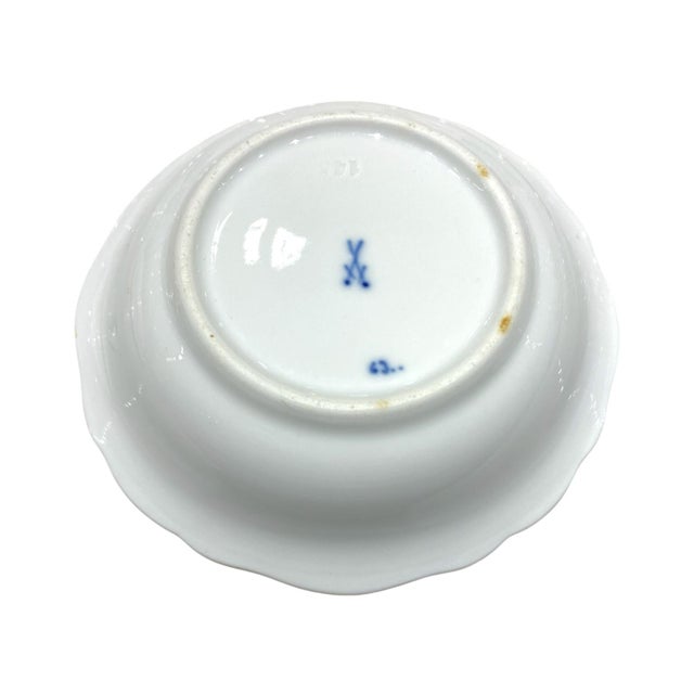 Early 20th Century Early 20th Century Meissen "Blue Onion" With Gold Trim Small Bowls - Set of 4 For Sale - Image 5 of 11