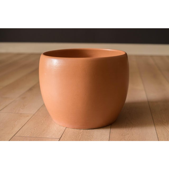 Gainey Pottery Large Vintage California Terra Cotta Planter Pot by Gainey Ceramics For Sale - Image 4 of 11