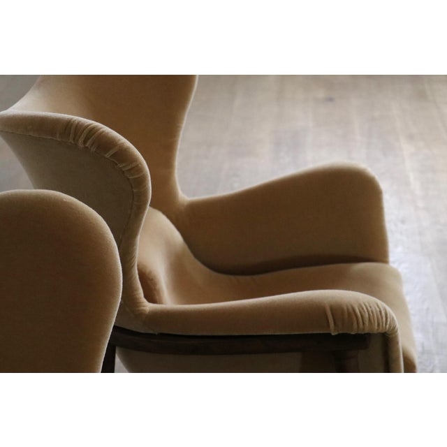 Mid-Century Modern Sculptural Lounge Chairs in Mohair and Wood, Italy 1950s, Set of 2 For Sale - Image 3 of 13