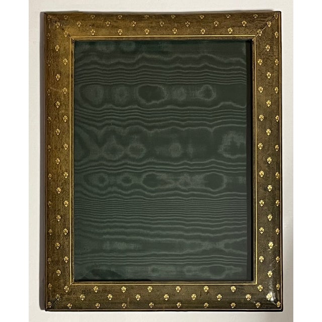Mid-Century Italian Florentine Olive Green Leather Photo Picture Frame Stamped With Gilt Fleur De Lis by G. Serranglini Florence, Italy For Sale - Image 9 of 10