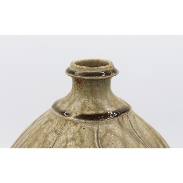 1990s 1994 Swirlled Body Pottery Frogskin Vase by Ben Owen III For Sale - Image 5 of 7