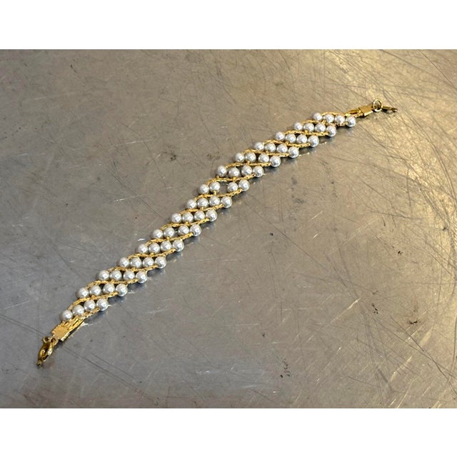 1940s-50s braided gold tone metal/faux pearl beaded bracelet. Excellent condition.