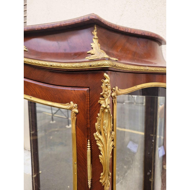 19th Century Napoleon III Curved Showcase in Marquetry and Bronze For Sale - Image 3 of 18