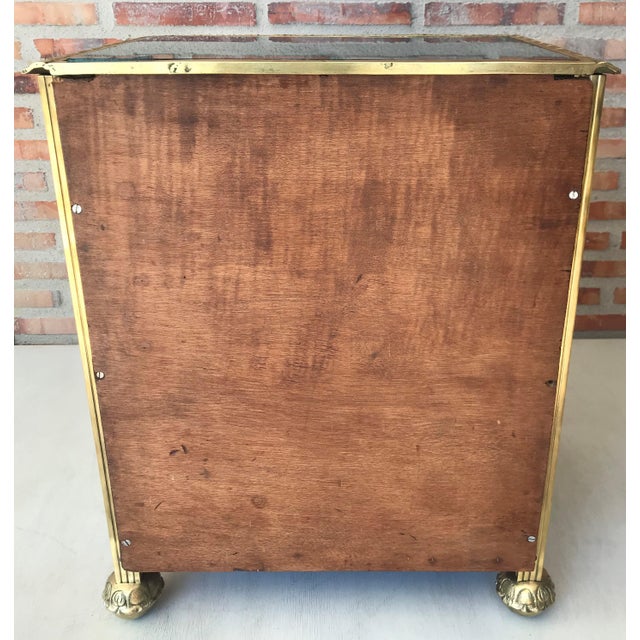 French Late 19th Century Louis XVI Pair of Bronze Vitrine Nightstands with Green Glass Doors and Drawer For Sale - Image 3 of 18