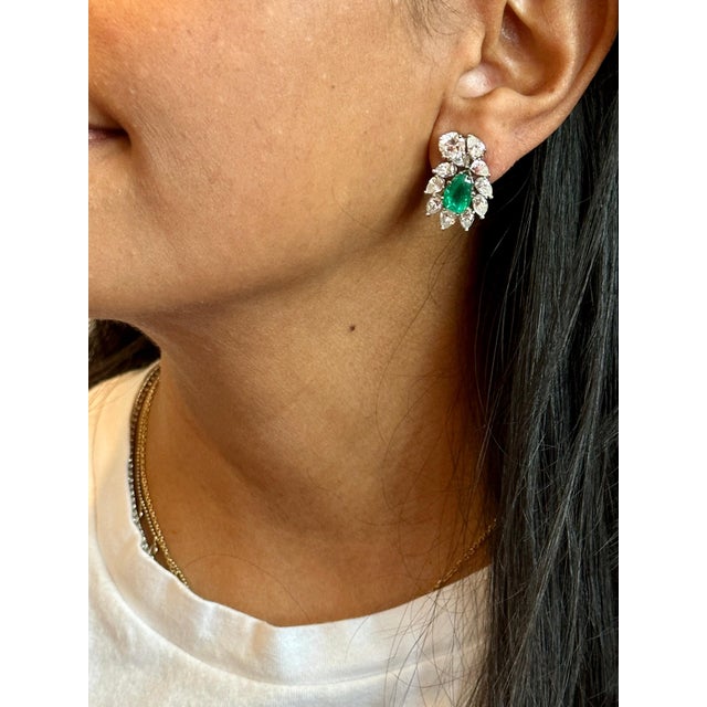 GIA Certified F1 4ct Colombian Emerald & 2 Gia Diamond FVVS2 Earrings 18kw Gold For Sale - Image 13 of 18
