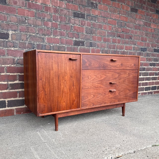 Mid-Century Modern Jen’s Risom 3 Drawer and One Compartment Chest in Walnut Mid Century Modern For Sale - Image 3 of 12