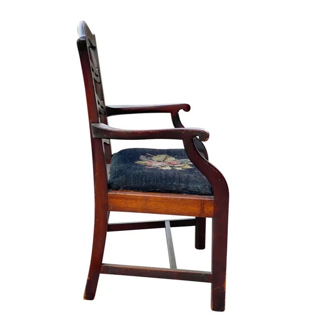 With serpentine crestrail over a pierced ribbon back, drop in seat and straight square legs.