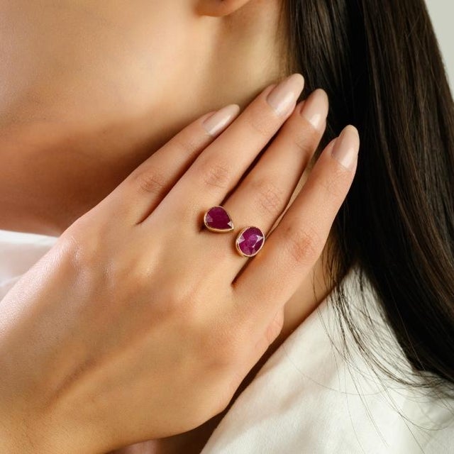 Contemporary Open Face 4.6 Ct Ruby Toi Et Moi Ring in 14k Yellow Gold Size 7 For Sale - Image 4 of 13
