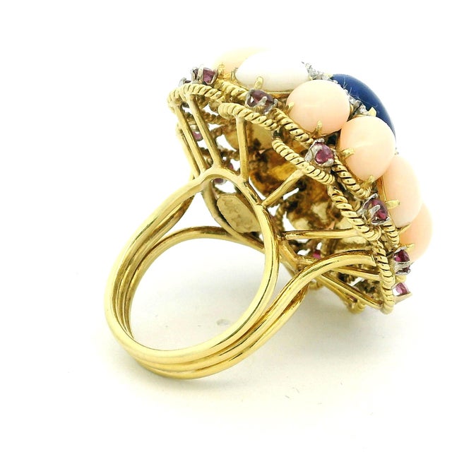 1970s Italian 18k Gold Lapis, Coral, Ruby & Diamond Cocktail Ring, 1970s, Size 7 For Sale - Image 5 of 18